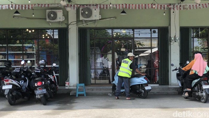 Salah satu lokasi titik parkir pada pusat perbelanjaan di Kecamatan Gerung, Lombok Barat, Jumat (20/6/2025) (M. Zahiruddin/detikBali)