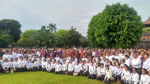Sebanyak 3.692 ASN baru di lingkup Pemkab Buleleng dilantik dan diambil sumpahnya oleh Bupati Buleleng, I Nyoman Sutjidra, di Lapangan Ngurah Rai Singaraja, Jumat (20/6/2025). (Foto: Made Wijaya Kusuma/detikBali)