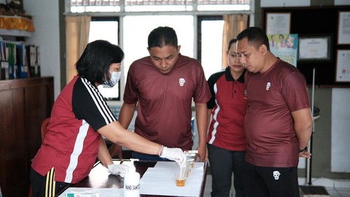Sejumlah warga binaan Lapas Tabanan menjalani tes urine