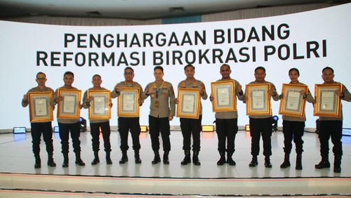 Sembilan polres di Bali mendapatkan penghargaan Kategori Pelayanan Prima hasil PEKPPP Mandiri 2024. Penghargaan diberikan saat Musrenbang Polri 2025 di Auditorium Mutiara STIK-PTIK Lemdiklat Polri, Kamis (19/6/2025). (Dok. Polda Bali)
