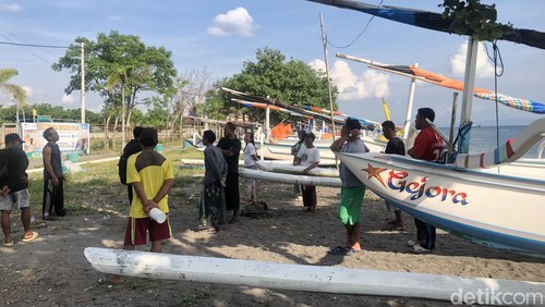 Sempadan pantai di Desa Meninting, Lombok Barat, tempat nelayan menambatkan perahu, Kamis (19/6/2025). (M. Zahiruddin/detikBali)