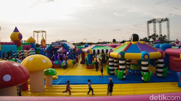 Anak-anak bermain di wahana The Big Bounce Indonesia di Community Park PIK 2, Tangerang, Banten, Jumat (20/6/2025). The Big Bounce Indonesia adalah wahana inflatable terbesar di Asia Tenggara yang memiliki luas 35 ribu meter persegi.