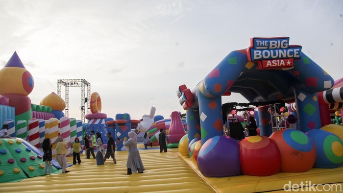 Seru! Ada Bounce Playground Raksasa di PIK 2 Anak-anak bermain di wahana The Big Bounce Indonesia di Community Park PIK 2, Tangerang, Banten, Jumat (20/6/2025). The Big Bounce Indonesia adalah wahana inflatable terbesar di Asia Tenggara yang memiliki luas 35 ribu meter persegi.