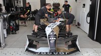 Kru Jaguar TCS Racing sibuk mempersiapkan mobil untuk latihan bebas. Foto: Septian Farhan Nurhuda/detik.com