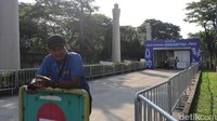 Pintu masuk Formula E Jakarta 2025 terlihat masih kosong. Sebab, perlombaan utama atau race baru digelar besok. Foto: Septian Farhan Nurhuda/detik.com