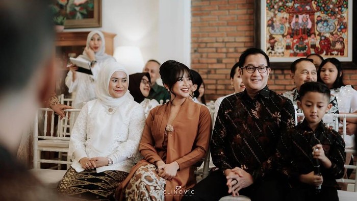 Siti Adira Kania dilamar
