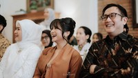 Ikke Nurjanah dan Aldi Bragi kompak mendampingi putri mereka menuju jenjang pernikahan bersama kekasihnya, Adrian. Ikke memakai jilbab dan kebaya putih dengan rok batik, sedangkan Aldi Bragi memakai batik bernuansa hitam dan coklat pada momen lamaran putri mereka. Foto: dok. Instagram Adirakania/@clinovic_photography