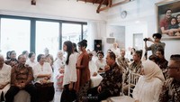 Siti Adira Kania mengunggah foto lamaran yang digelar beberapa hari lalu. Dilihat di akun Instagram pribadinya, Sabtu (21/6/2025), ini momen saat Dira memasuki tempat lamaran didampingi dua adik sambungnya, Siti Alana Kalyani dan Siti Alecia Kaira. Foto: dok. Instagram Adirakania/@clinovic_photography