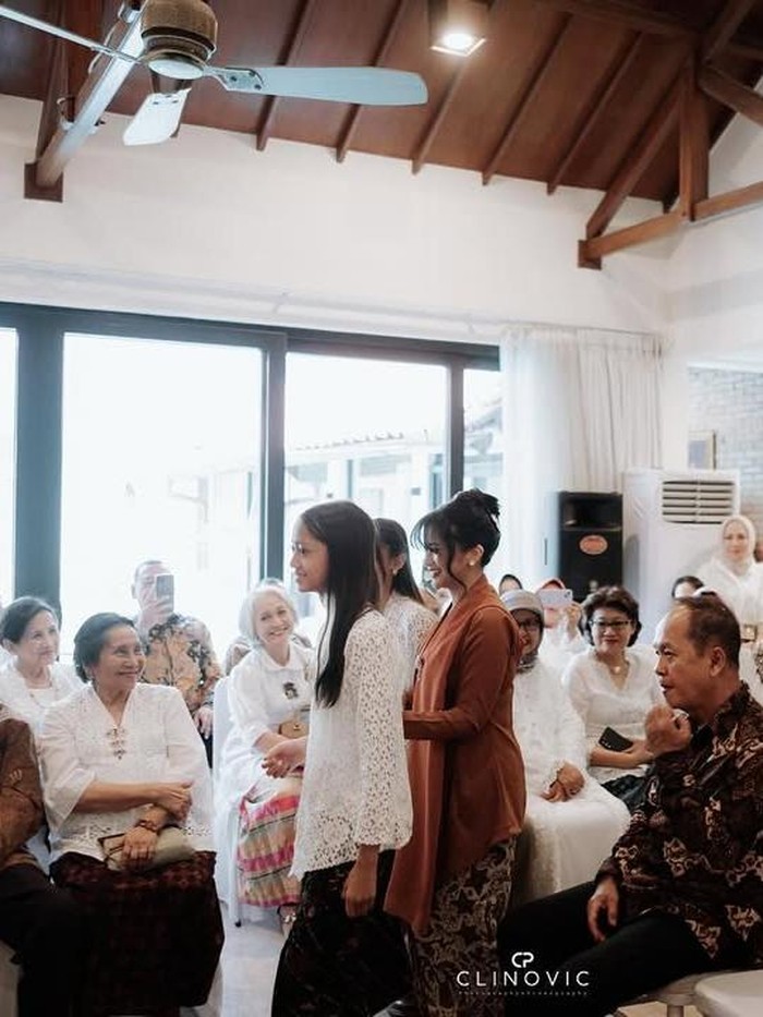 Siti Adira Kania dilamar
