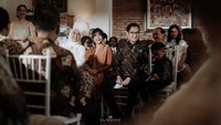Adira duduk diapit oleh ayah dan ibunya, yakni Ikke Nurjanah dan Aldi Bragi. Foto: dok. Instagram Adirakania/@clinovic_photography
