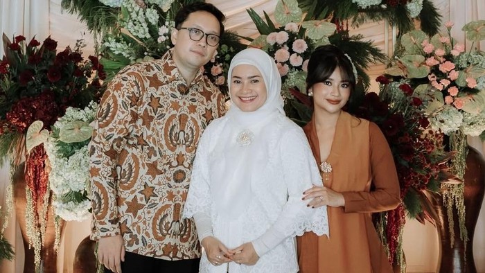 Lamaran Siti Adira Kania