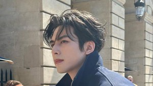 Song Weilong hadir dengan vibe boy next door yang bikin hati hangat. Foto: Instagram @songsongswl