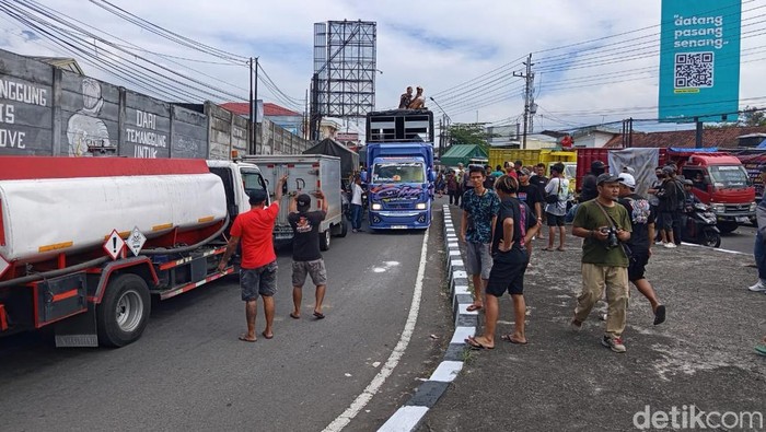 Suasana truk-truk diparkir saat demo kebijakan zero ODOL di Parakan, Temanggung, Jumat (20/6/2025).