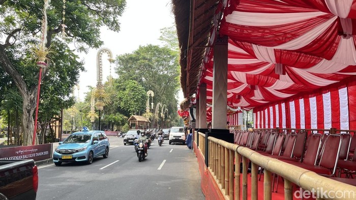 Suasana di depan panggung VIP lokasi pawai PKB 2025 di Jalan Raya Puputan,, Jumat (20/6/2025). (Rizki Setyo)