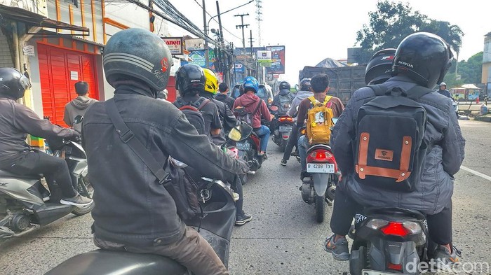 Jalan Raya Bojongsoang, Kabupaten Bandung kerap mengalami kepadatan saat pagi hari.