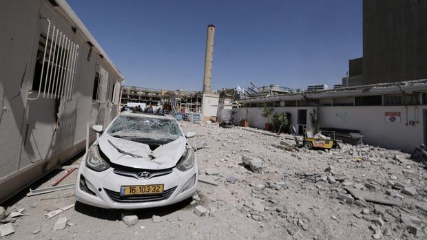 Suasana kompleks rumah sakit Soroka setelah terkena rudal yang ditembakkan dari Iran di Beer Sheva, Israel, Kamis (19/6/2025). (Marc Israel Sellem/Pool via REUTERS)