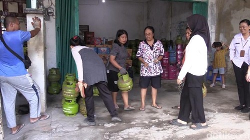 Suasana warga Kota Mataram saat antre membeli LPG 3 kilogram di salah satu pengecer di Kota Mataram, Jumat (20/6/2025)