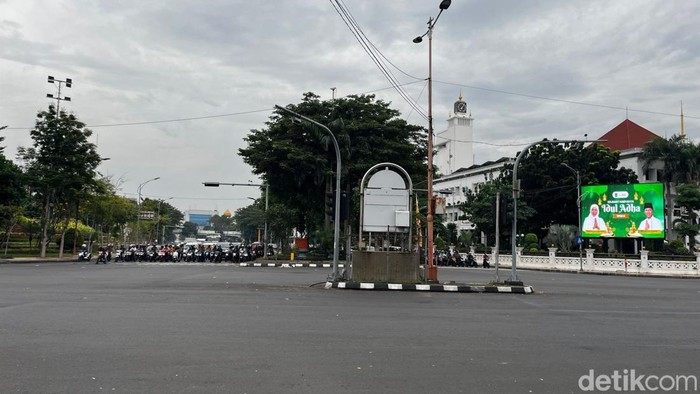 Surabaya mendung hari ini.