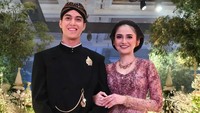 Syifa Hadju memakai kebaya rancangan Fadlan Indonesia, dengan Ajius sebagai fashion stylist-nya. Tersenyum menggandeng El Rumi yang memakai beskap dan kain batik. Foto: dok. Instagram @untungadaaji