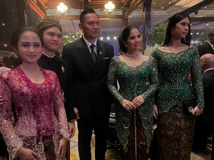 Syifa Hadju dan Tissa Biani Syifa Hadju dan Tissa Biani di unduh mantu Al Ghazali-Alyssa Daguise.