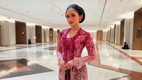 Tissa Biani mempercayakan MUA Fidela Herta Amalia untuk memoles wajahnya. Rambut Tissa Biani juga digelung dengan sanggul membuat visual wajahnya terlihat ayu, ditambah makeup yang flawless. Foto: dok. Instagram Tissa Biani