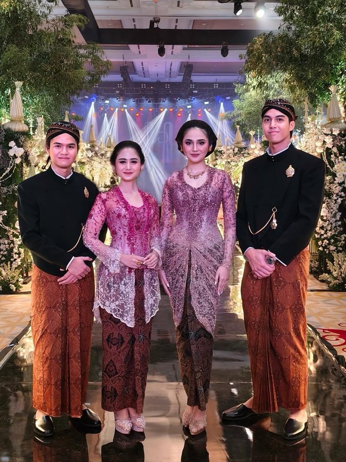 Syifa Hadju dan Tissa Biani Syifa Hadju dan Tissa Biani di unduh mantu Al Ghazali-Alyssa Daguise.