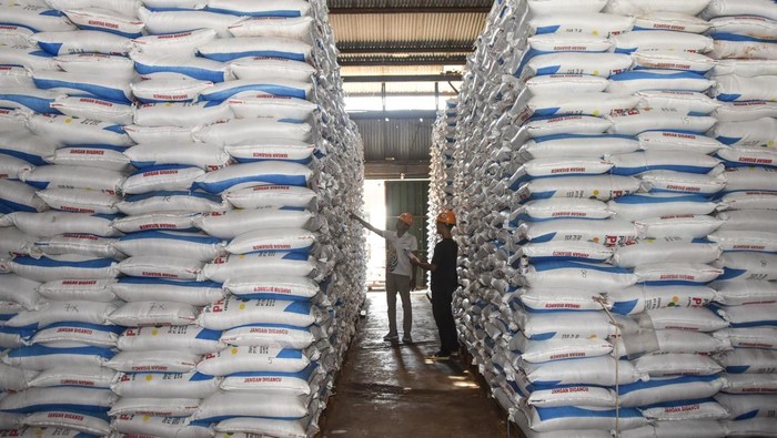 Pekerja mengangkut pupuk sebelum didistribusikan di gudang Lini III Pupuk Indonesia, Awipari, Kota Tasikmalaya, Jawa Barat, Jumat (20/6/2025). Pupuk Indonesia memastikan stok pupuk bersubsidi untuk memenuhi kebutuhan petani pada musim tanam kedua tahun 2025 di wilayah Jawa Barat dalam kondisi aman dengan ketersedian stok mencapai 42 ribu ton pupuk urea dan 35 ribu ton pupuk NPK. ANTARA FOTO/Adeng Bustomi