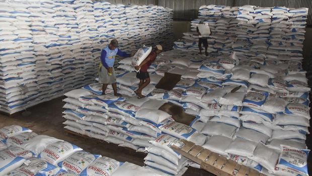 Pekerja mengangkut pupuk sebelum didistribusikan di gudang Lini III Pupuk Indonesia, Awipari, Kota Tasikmalaya, Jawa Barat, Jumat (20/6/2025). Pupuk Indonesia memastikan stok pupuk bersubsidi untuk memenuhi kebutuhan petani pada musim tanam kedua tahun 2025 di wilayah Jawa Barat dalam kondisi aman dengan ketersedian stok mencapai 42 ribu ton pupuk urea dan 35 ribu ton pupuk NPK. ANTARA FOTO/Adeng Bustomi