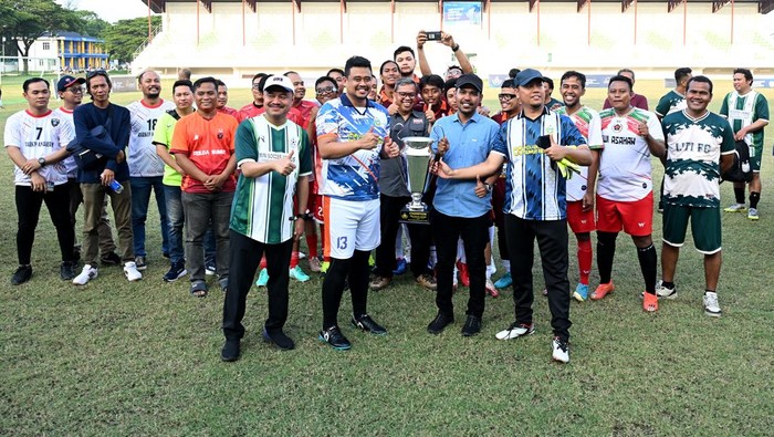 Teks foto: Bobby saat membuka kejuaraan MSJC di Lapangan Sepakbola Mini Dispora Sumut, Jalan Willem Iskandar, Deliserdang, Jumat (20/6). Foto: Diskominfo Sumut