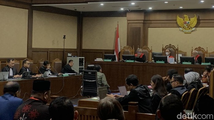 Teman kuliah Sekjen PDIP Hasto Kristiyanto, Cecep Hidayat, dihadirkan sebagai saksi meringankan Hasto. Cecep mengatakan Hasto pernah dua kali menolak tawaran menjadi menteri. (Mulia/detikcom).