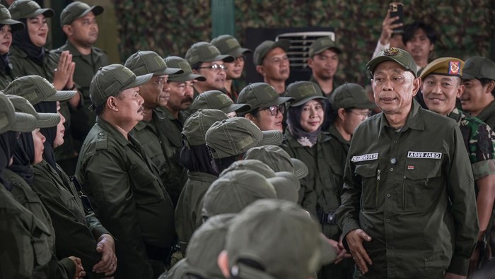Sejumlah peserta retret Kepala Sekolah Rakyat meneriakkan yel-yel saat penutupan retret Kepala Sekolah Rakyat tahap satu di Batalyon Arhanud 10/ABC, Pesanggrahan, Jakarta, Jumat (20/6/2025). Kegiatan retret yang diikuti oleh 52 Kepala Sekolah Rakyat tersebut berlangsung pada 16 - 20 Juni 2025 dengan materi yang meliputi pengenalan konsep Sekolah Rakyat, penguatan karakter, serta pelatihan kedisiplinan. ANTARA FOTO/Fauzan/bar