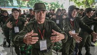 Sejumlah peserta retret Kepala Sekolah Rakyat meneriakkan yel-yel saat penutupan retret Kepala Sekolah Rakyat tahap satu di Batalyon Arhanud 10/ABC, Pesanggrahan, Jakarta, Jumat (20/6/2025). ANTARA FOTO/Fauzan