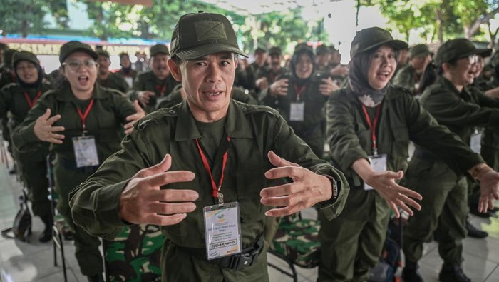 Teriakan Yel-Yel Warnai Penutupan Retret Kepala Sekolah Rakyat di Jakarta Sejumlah peserta retret Kepala Sekolah Rakyat meneriakkan yel-yel saat penutupan retret Kepala Sekolah Rakyat tahap satu di Batalyon Arhanud 10/ABC, Pesanggrahan, Jakarta, Jumat (20/6/2025). Kegiatan retret yang diikuti oleh 52 Kepala Sekolah Rakyat tersebut berlangsung pada 16 - 20 Juni 2025 dengan materi yang meliputi pengenalan konsep Sekolah Rakyat, penguatan karakter, serta pelatihan kedisiplinan. ANTARA FOTO/Fauzan/bar