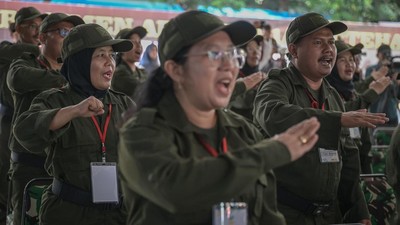 Teriakan Yel-Yel Warnai Penutupan Retret Kepala Sekolah Rakyat di Jakarta