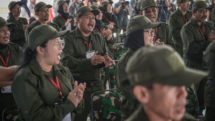 Sejumlah peserta retret Kepala Sekolah Rakyat meneriakkan yel-yel saat penutupan retret Kepala Sekolah Rakyat tahap satu di Batalyon Arhanud 10/ABC, Pesanggrahan, Jakarta, Jumat (20/6/2025). Kegiatan retret yang diikuti oleh 52 Kepala Sekolah Rakyat tersebut berlangsung pada 16 - 20 Juni 2025 dengan materi yang meliputi pengenalan konsep Sekolah Rakyat, penguatan karakter, serta pelatihan kedisiplinan. ANTARA FOTO/Fauzan/bar