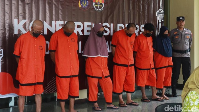 Enam dari tujuh tersangka dalam kasus kasus dugaan mafia tanah yang menimpa Mbah Tupon (68), warga Bantul saat dihadirkan dalam rilis kasus di Mapolda DIY, Jumat (20/6/2025).