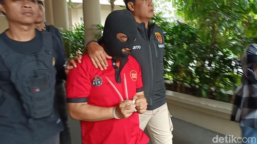 Tersangka MAA dihadirkan saat menggelar rekonstruksi prostitusi open BO terhadap siswi SD hingga melahirkan bayi prematur, Jumat (20/6/2025). (Foto : Abdurrasyid Efendi/detikBali).