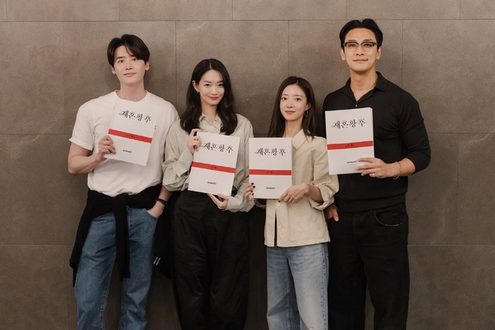 Cast drama Korea The Remarried Empress melakukan proses pembacaan naskah perdana. Dari kiri ke kanan: Lee Jong Suk, Shin Min Ah, Lee Se Young, Ju Ji Hoon.