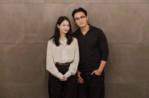 Cast drama Korea The Remarried Empress melakukan proses pembacaan naskah perdana. Dari kiri ke kanan: Shin Min Ah, Ju Ji Hoon.