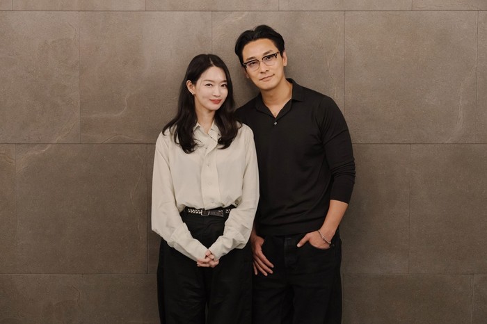 Cast drama Korea The Remarried Empress melakukan proses pembacaan naskah perdana. Dari kiri ke kanan: Shin Min Ah, Ju Ji Hoon.