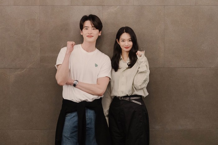 Cast drama Korea The Remarried Empress melakukan proses pembacaan naskah perdana. Dari kiri ke kanan: Lee Jong Suk, Shin Min Ah.