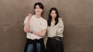 Drama Korea The Remarried Empress disutradarai oleh Jo Soo Won (Pinocchio, I Hear Your Voice). Lee Jong Suk dan Shin Min Ah akan menghibur penonton pada tahun 2026. Drakor ini tayang di Disney+. (Foto: dok. Disney+)