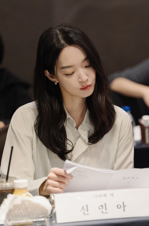 Cast drama Korea The Remarried Empress melakukan proses pembacaan naskah perdana: Shin Min Ah.