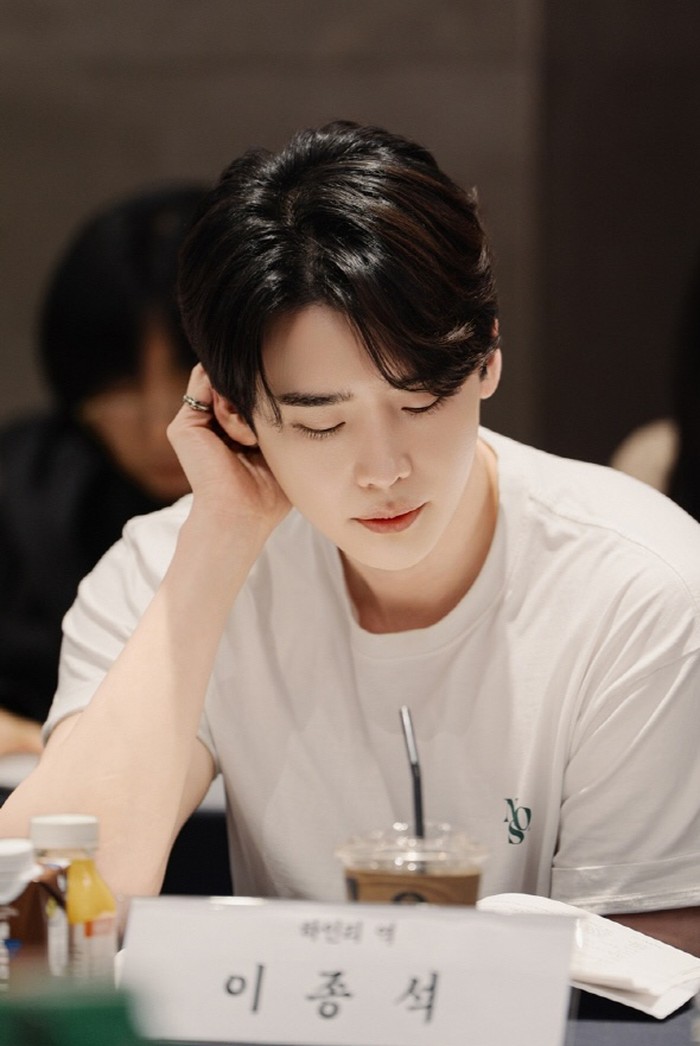 Cast drama Korea The Remarried Empress melakukan proses pembacaan naskah perdana: Lee Jong Suk.
