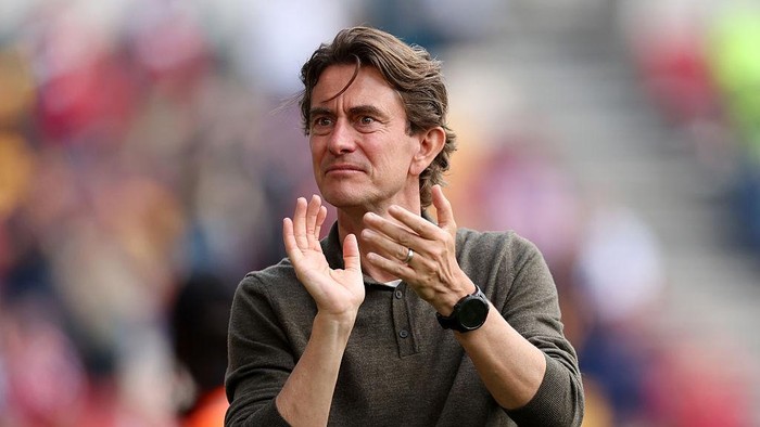 BRENTFORD, ENGLAND - MAY 18: Thomas Frank, Manager of Brentford, acknowledges the fans after  the Premier League match between Brentford FC and Fulham FC at Gtech Community Stadium on May 18, 2025 in Brentford, England. (Photo by Alex Davidson/Getty 
