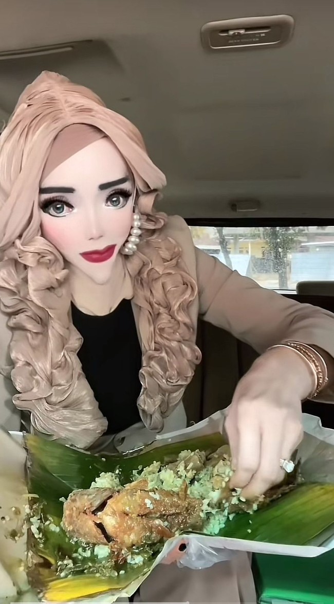 Biasanya, Yuni tampil di akun TikTok @yuni_jasminebutiq, dengan riasan penuh dan efek filter yang mempertegas fitur wajahnya. Salah satu ciri khas yang kerap disorot netizen adalah bentuk dagunya yang sangat lancip. Foto: Dok. TikTok @yuni_jasminebutiq.