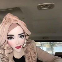 Biasanya, Yuni tampil di akun TikTok @yuni_jasminebutiq, dengan riasan penuh dan efek filter yang mempertegas fitur wajahnya. Salah satu ciri khas yang kerap disorot netizen adalah bentuk dagunya yang sangat lancip. Foto: Dok. TikTok @yuni_jasminebutiq.