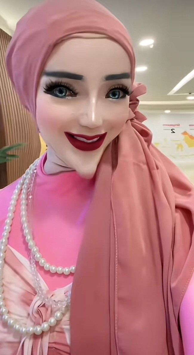 Yuni Jasmine kembali menjadi perbincangan hangat di media sosial. TikToker asal Lampung yang dikenal dengan penampilan bak Barbie berhijab ini, mencuri perhatian warganet usai tampil tanpa filter saat sesi makeup. Foto: Dok. TikTok @yuni_jasminebutiq.