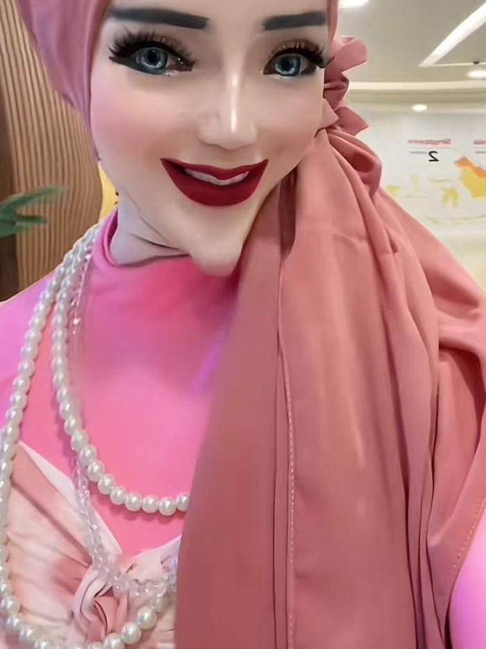 TikToker Yuni Jasmine tampil tanpa filter membuat warganet heboh.