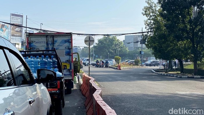 Para pengendara sepeda motor menggunakan jalur yang tak semestinya.
